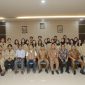 Wali Kota Ternate M. Tauhid Soleman dan Sekda Rizal Marsaoly Bersama Dosen Pembimbing UGM dan Mahasiswa Foto Berama. (Humas for Rakyatmu)