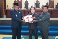 Ketua DPRD Kabupaten Kepulauan Sula Sinaryo Thes (Tengah) Didamping Wakil Ketua Menyerahkan Ranperda APBD 2023 ke Wakil Bupati M. Saleh Marasabessy. (Rakyatmu)
