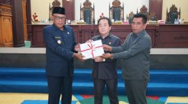 Ketua DPRD Kabupaten Kepulauan Sula Sinaryo Thes (Tengah) Didamping Wakil Ketua Menyerahkan Ranperda APBD 2023 ke Wakil Bupati M. Saleh Marasabessy. (Rakyatmu)