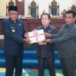 Ketua DPRD Kabupaten Kepulauan Sula Sinaryo Thes (Tengah) Didamping Wakil Ketua Menyerahkan Ranperda APBD 2023 ke Wakil Bupati M. Saleh Marasabessy. (Rakyatmu)
