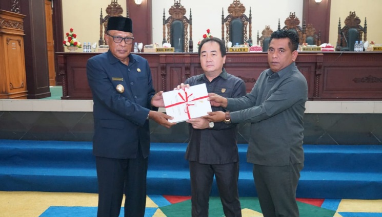 Ketua DPRD Kabupaten Kepulauan Sula Sinaryo Thes (Tengah) Didamping Wakil Ketua Menyerahkan Ranperda APBD 2023 ke Wakil Bupati M. Saleh Marasabessy. (Rakyatmu)