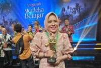 Bupati Kepulauan Sula, Fifian Adeningsih Mus Menerima Penghargaan Merdeka Belajar dari Kemendikbud Ristek. (Rakyatmu)