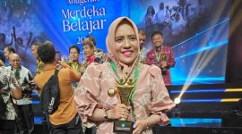 Bupati Kepulauan Sula, Fifian Adeningsih Mus Menerima Penghargaan Merdeka Belajar dari Kemendikbud Ristek. (Rakyatmu)