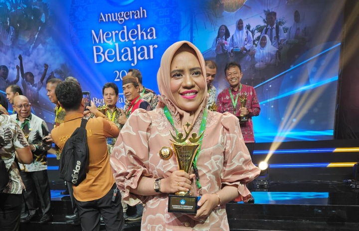 Bupati Kepulauan Sula, Fifian Adeningsih Mus Menerima Penghargaan Merdeka Belajar dari Kemendikbud Ristek. (Rakyatmu)