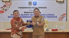 Sekretaris Daerah Kota Ternate Rizal Marsaoly Memberikan Plakat Ternate Kota Rempah ke Bupati Musi Rawas Utara, H. Devi Suhartoni. (Humas for Rakyatmu)