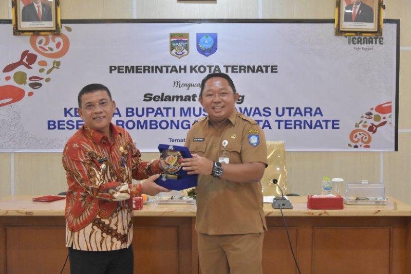Sekretaris Daerah Kota Ternate Rizal Marsaoly Memberikan Plakat Ternate Kota Rempah ke Bupati Musi Rawas Utara, H. Devi Suhartoni. (Humas for Rakyatmu)
