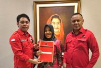 Ketua DPC Kepulauan Sula M. Ridho Guntoro Menyerahkan Rekomendasi ke Fifian Adeningsih Mus di Kantor DPP. (Rakyatmu)