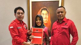 Ketua DPC Kepulauan Sula M. Ridho Guntoro Menyerahkan Rekomendasi ke Fifian Adeningsih Mus di Kantor DPP. (Rakyatmu)