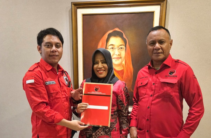 Ketua DPC Kepulauan Sula M. Ridho Guntoro Menyerahkan Rekomendasi ke Fifian Adeningsih Mus di Kantor DPP. (Rakyatmu)