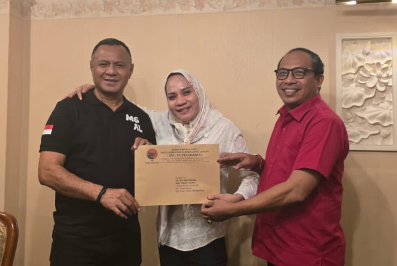 Ketua dan Sekretaris DPD PDIP Maluku Utara Serahkan Surat Tugas ke Citra Puspasari Mus. (Rakyatmu)