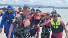 Tim SAR Gabungan Melakukan Evakuasi Jenazah Korban. (Rakyatmu)