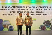 Wakil Bupati Pulau Taliabu Ramli dan Kepala Disperkim Arwin Tamimi Menghadiri Acara Penandatanganan Berita Acara Serah Terima dan Naskah Hibah Barang Milik Negara. (Dikominfo for Rakyatmu)