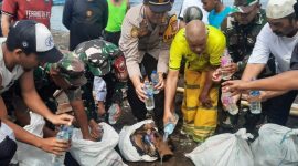 460 botol Miras Jenis Cap Tikus Dimusnahkan di Kelurahan Bastiong Karance. (Rakyatmu)