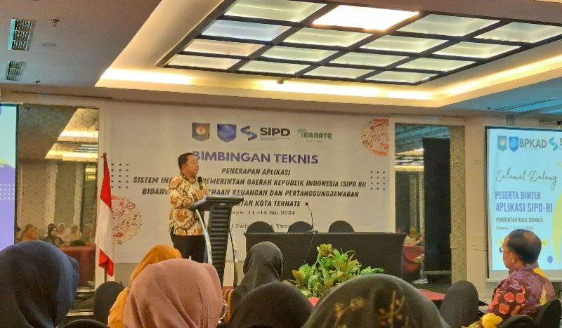 Sekretaris Daerah Kota Ternate Dr. Rizal Marsaoly saat Membuka Bimtek Penerapan SPID-RI. (Rakyatmu)