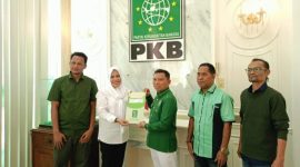 Sekretaris Desk Pilkada DPP PKB Zainul Munasichin Serahkan Rekomendasi Partai PKB ke Fifian Adeningsih Mus. (Rakyatmu)
