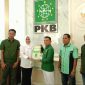 Sekretaris Desk Pilkada DPP PKB Zainul Munasichin Serahkan Rekomendasi Partai PKB ke Fifian Adeningsih Mus. (Rakyatmu)