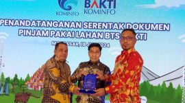 Wakil Bupati Pulau Taliabu Ramli Didampingi Kelala Diskominfo Basiludin Labesi Menghadiri Acara Penandatanganan PPL BTS. (Diskominfo/Rakyatmu)