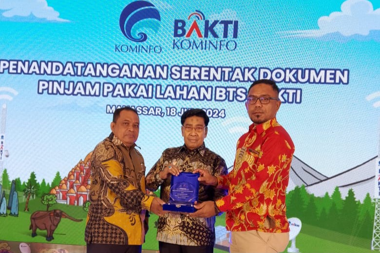 Wakil Bupati Pulau Taliabu Ramli Didampingi Kelala Diskominfo Basiludin Labesi Menghadiri Acara Penandatanganan PPL BTS. (Diskominfo/Rakyatmu)