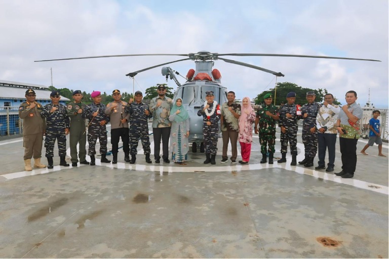 Bupati Halmahera Selatan, Hasan Bassam Kasuba Menyambut Kedatangan Komando III Laksamana Pratama TNI di Pelabuhan Perikanan Penampung. (Istimewa)