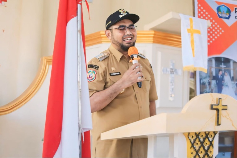 Bupati Halmahera Selatan Hasan Ali Bassam Kasuba saat Menyampaikan Sambutan di Kegiatan Nikah Massal. (Istimewa)
