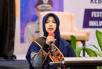 Bunda Paud Kabupaten Halmahera Selatan, Rifa’at Al Sa’adah Bassam Memaparkan Materi di Kegiatan Bulan Merdeka Belajar Hari Pendidikan Nasional Tahun 2024. (Istimewa)