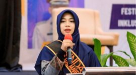 Bunda Paud Kabupaten Halmahera Selatan, Rifa’at Al Sa’adah Bassam Memaparkan Materi di Kegiatan Bulan Merdeka Belajar Hari Pendidikan Nasional Tahun 2024. (Istimewa)