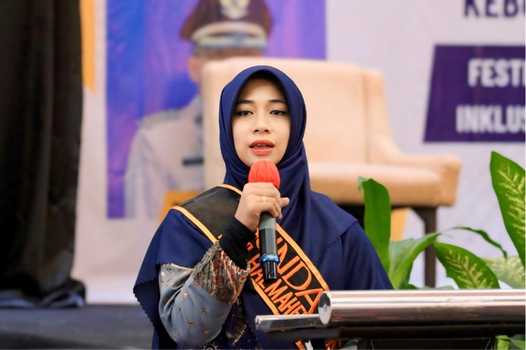 Bunda Paud Kabupaten Halmahera Selatan, Rifa’at Al Sa’adah Bassam Memaparkan Materi di Kegiatan Bulan Merdeka Belajar Hari Pendidikan Nasional Tahun 2024. (Istimewa)