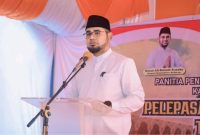 Bupati Halmahera Selatan, Hasan Ali Bassam Kasuba saat Menyampaikan Sambutan Pelepasan 194 CJH. (Istimewa)