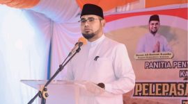 Bupati Halmahera Selatan, Hasan Ali Bassam Kasuba saat Menyampaikan Sambutan Pelepasan 194 CJH. (Istimewa)