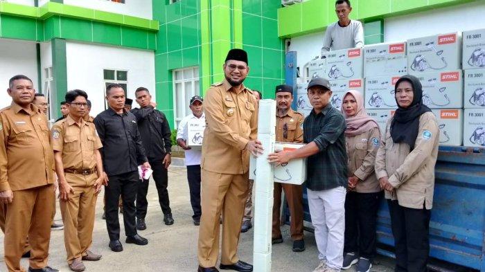 Bupati Halmahera Selatan Serahkan Bantuan Alat Pertanian kepada Kelompok Tani. (Istimewa)