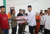 Bupati Halmahera Selatan Hasan Bassam Kasuba Menyerahkan Bantuan kepada 17 Kelompok Tani. (Istimewa)