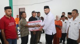 Bupati Halmahera Selatan Hasan Bassam Kasuba Menyerahkan Bantuan kepada 17 Kelompok Tani. (Istimewa)