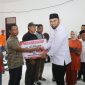 Bupati Halmahera Selatan Hasan Bassam Kasuba Menyerahkan Bantuan kepada 17 Kelompok Tani. (Istimewa)