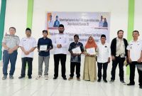 Bupati Halmahera Selatan, Hasan Ali Bassam Kasuba Bersama Warga Penerima Bantuan  Bedah Rumah.