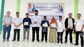 Bupati Halmahera Selatan, Hasan Ali Bassam Kasuba Bersama Warga Penerima Bantuan  Bedah Rumah.