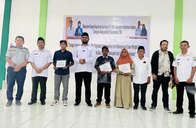 Bupati Halmahera Selatan, Hasan Ali Bassam Kasuba Bersama Warga Penerima Bantuan  Bedah Rumah.