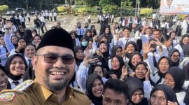 Bupati Halmahera Selatan Hasan Ali Bassam Kasuba bersama PPPK Usai Menerima SK. (Istimewa)