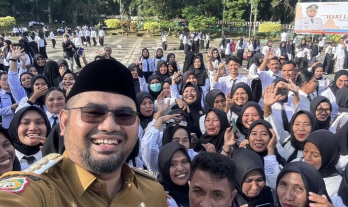 Bupati Halmahera Selatan Hasan Ali Bassam Kasuba bersama PPPK Usai Menerima SK. (Istimewa)