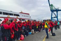 Atlet Pelajar Asal Kabupaten Kepulauan Sula Tiba di Pelabuhan Ahmad Yani Ternate. (Rakyatmu)
