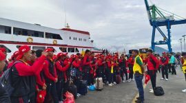 Atlet Pelajar Asal Kabupaten Kepulauan Sula Tiba di Pelabuhan Ahmad Yani Ternate. (Rakyatmu)