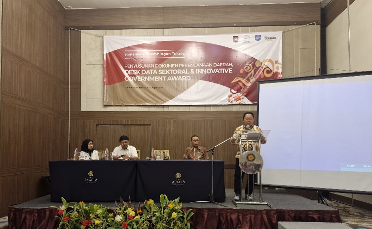 Sekretaris Daerah Kota Ternate, Rizal Marsaoly saat Membuka Kegiatan Sosialisasi dan Bimtek Penyusunan Dokumen Perencanaan Daerah, Desk Data Sektoral dan Innovative Government Award. (Humas for Rakyatmu)