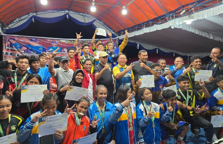 Atlet Bersama Penanggung Jawab Cabor Popda XI Tahun 2024, Rizal Marsaoly di Sofifi, Kota Tidore Kepulauan. (Istimewa/Rakyatmu)
