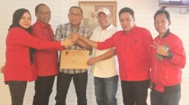 Ketua DPC PDIP Kota Ternate Marlisa Marsaoly Memberikan Surat Tugas Kepada M. Tauhid Soleman. (Rakyatmu)