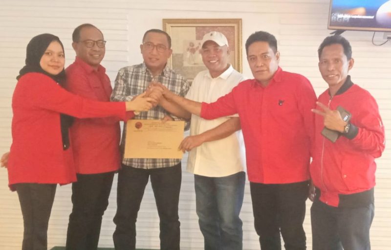 Ketua DPC PDIP Kota Ternate Marlisa Marsaoly Memberikan Surat Tugas Kepada M. Tauhid Soleman. (Rakyatmu)