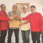 Ketua DPC PDIP Kota Ternate Marlisa Marsaoly Memberikan Surat Tugas Kepada M. Tauhid Soleman. (Rakyatmu)