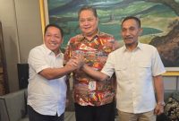 Ketua Umum Partai Golkar Airlangga Hartarto Bersama Bakal Calon Gubernur dan Wakil Gubernur Maluku Utara Aliong Mus dan Sahril Taher pada 26 Juli 2024. (Ces/Rakyatmu)