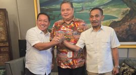 Ketua Umum Partai Golkar Airlangga Hartarto Bersama Bakal Calon Gubernur dan Wakil Gubernur Maluku Utara Aliong Mus dan Sahril Taher pada 26 Juli 2024. (Ces/Rakyatmu)