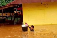 Banjir pada Tanggal 21-24 Setinggi Lebih dari Satu Meter Nyaris Menenggelamkan Sebuah Indekos di Desa Lukulamo. (Warga)
