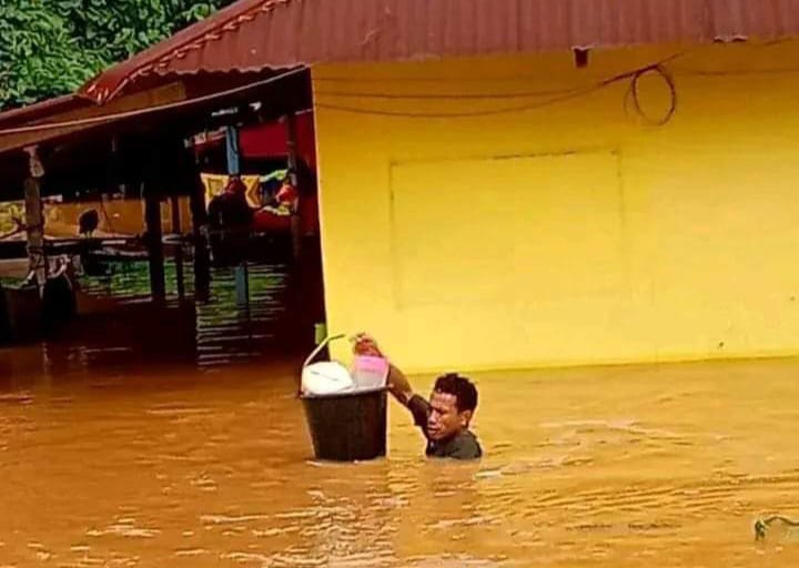 Banjir pada Tanggal 21-24 Setinggi Lebih dari Satu Meter Nyaris Menenggelamkan Sebuah Indekos di Desa Lukulamo. (Warga)