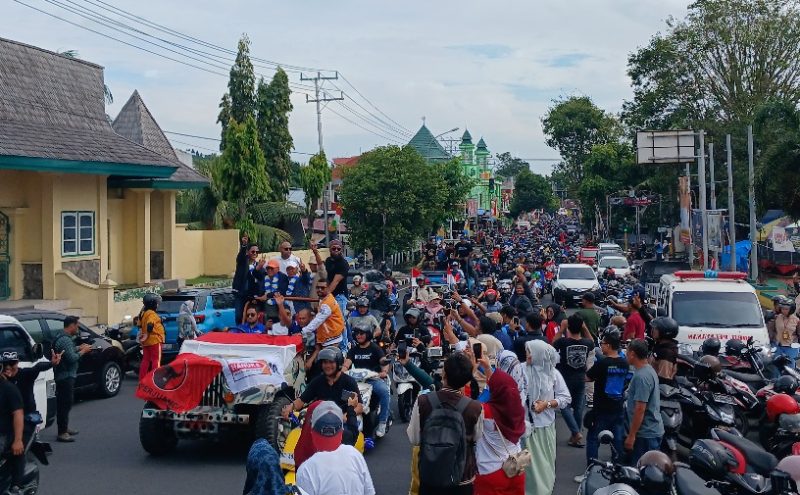 Ribuan Warga dan Pengurus Partai Jemput Kedatangan Calon Wali Kota dan Wakil Wali Kota Ternate M. Tauhid Soleman dan Nasri Abubakar Sekaligus Konvoi Keliling Ternate. (Rakyatmu)